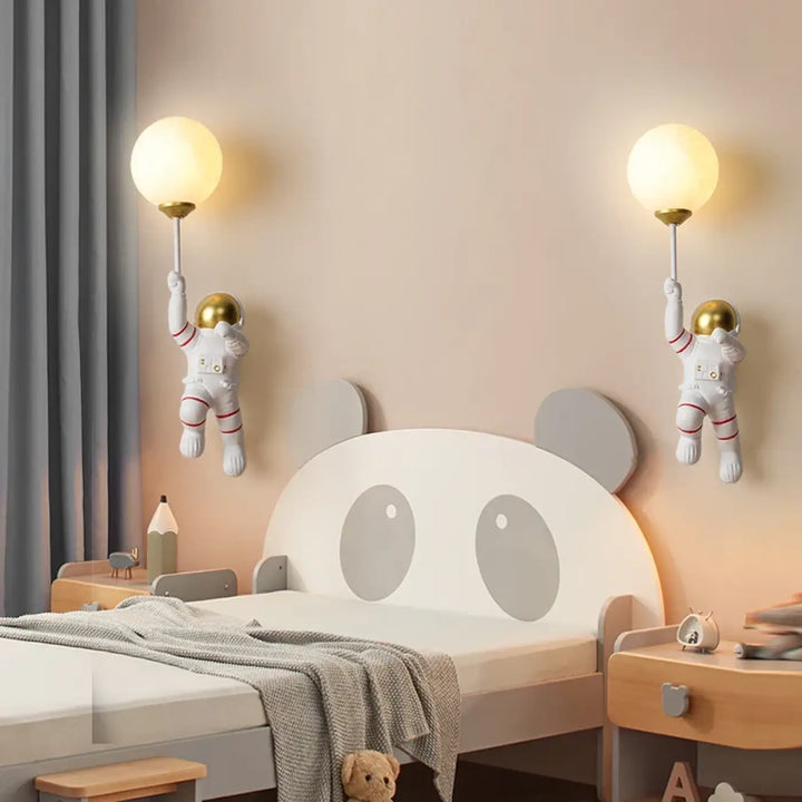Applique astronaute design original avec lampe sphère