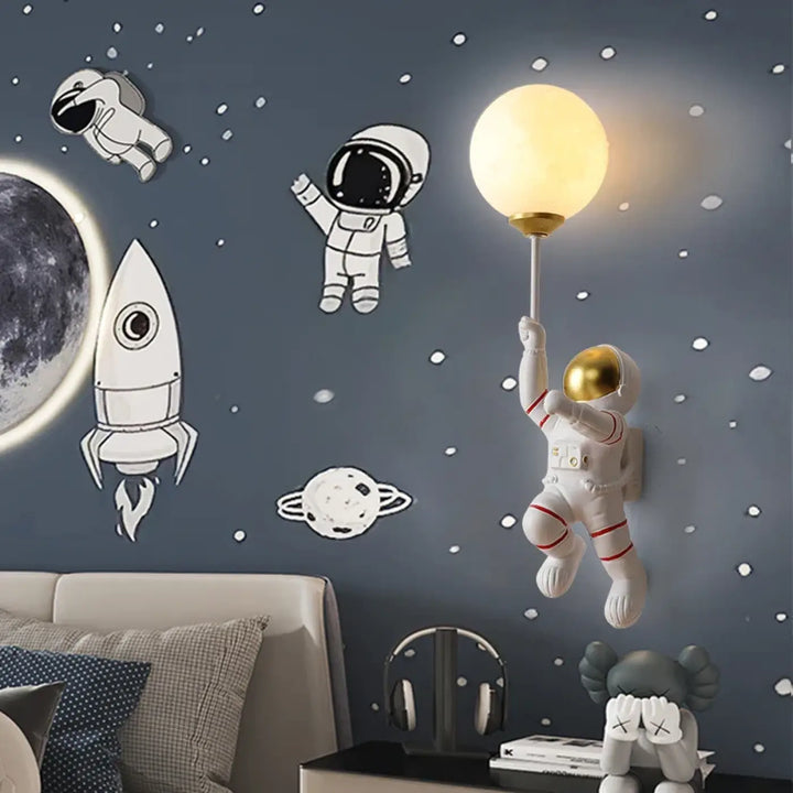 Applique astronaute design original avec lampe sphère
