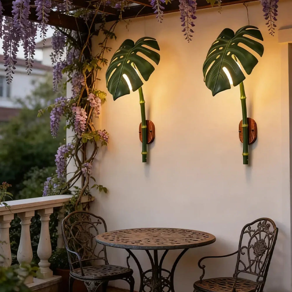 Wall lamp extérier vert en forme de feuille monstera avec accents en bambou et plaque en bois leavah