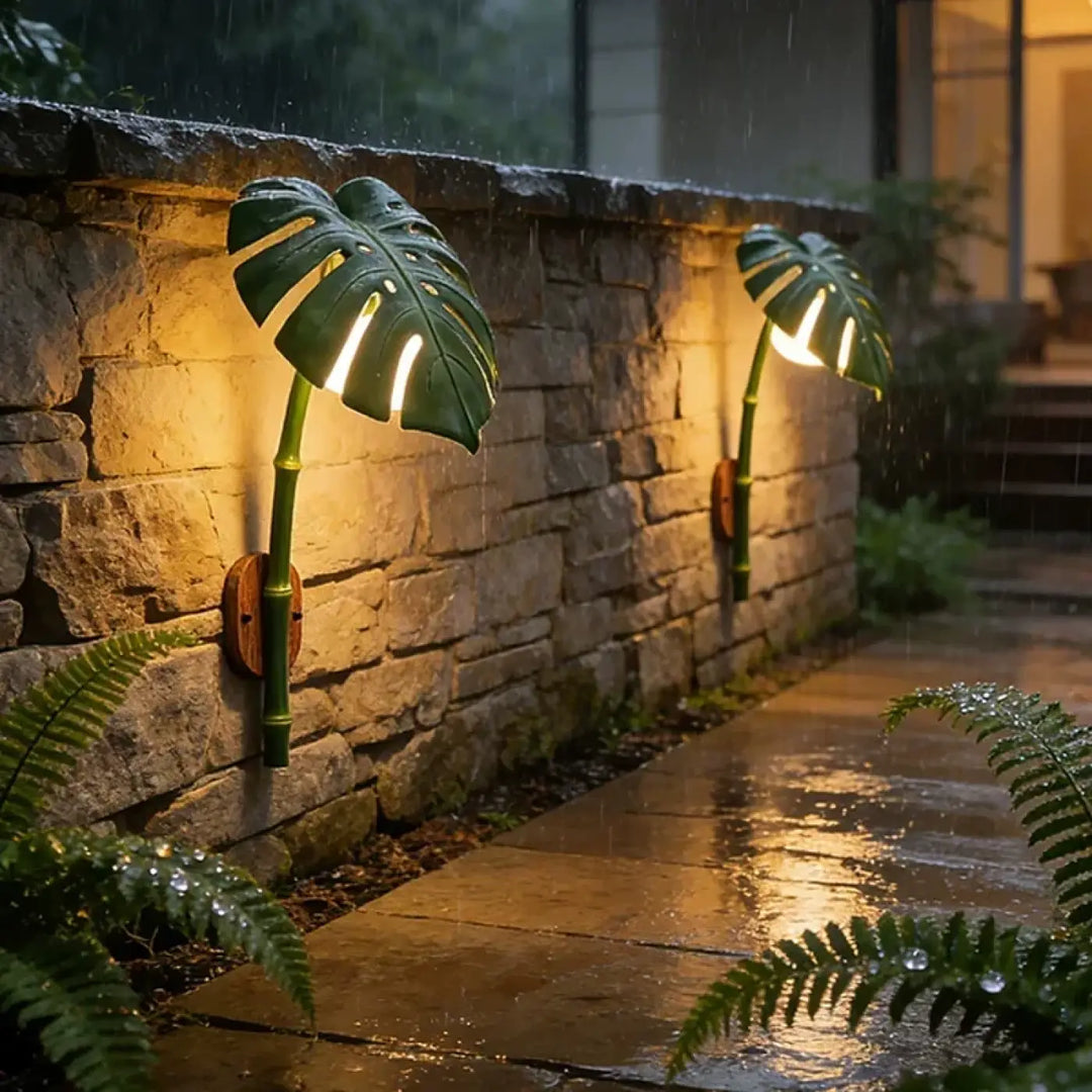 Luminaire extérieur leavah wall lamp en forme de feuille de monstera verte avec tiges en bambou et éclairage chaud
