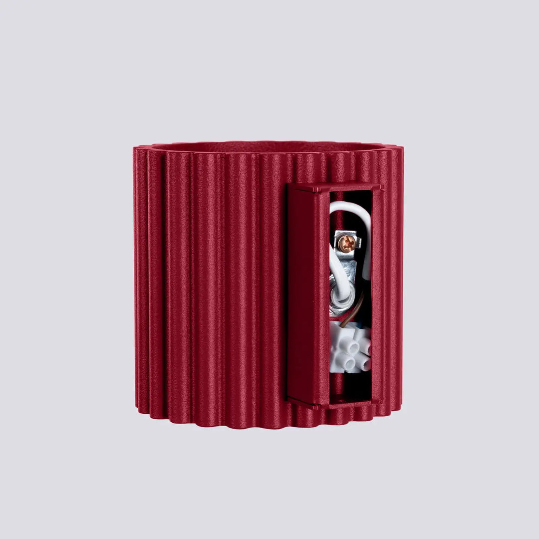 Applique murale aura bordeaux en métal rouge nervuré avec porte charnière révélant câblage interne forme unique inspirée