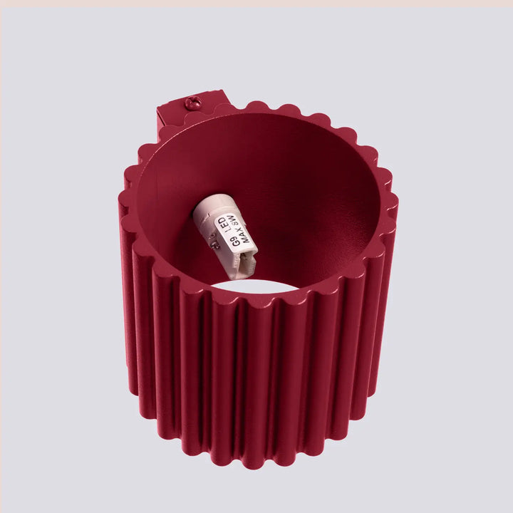 Applique murale aura bordeaux en forme unique inspirée avec dissipateur thermique métallique rouge et ampoule led intégrée