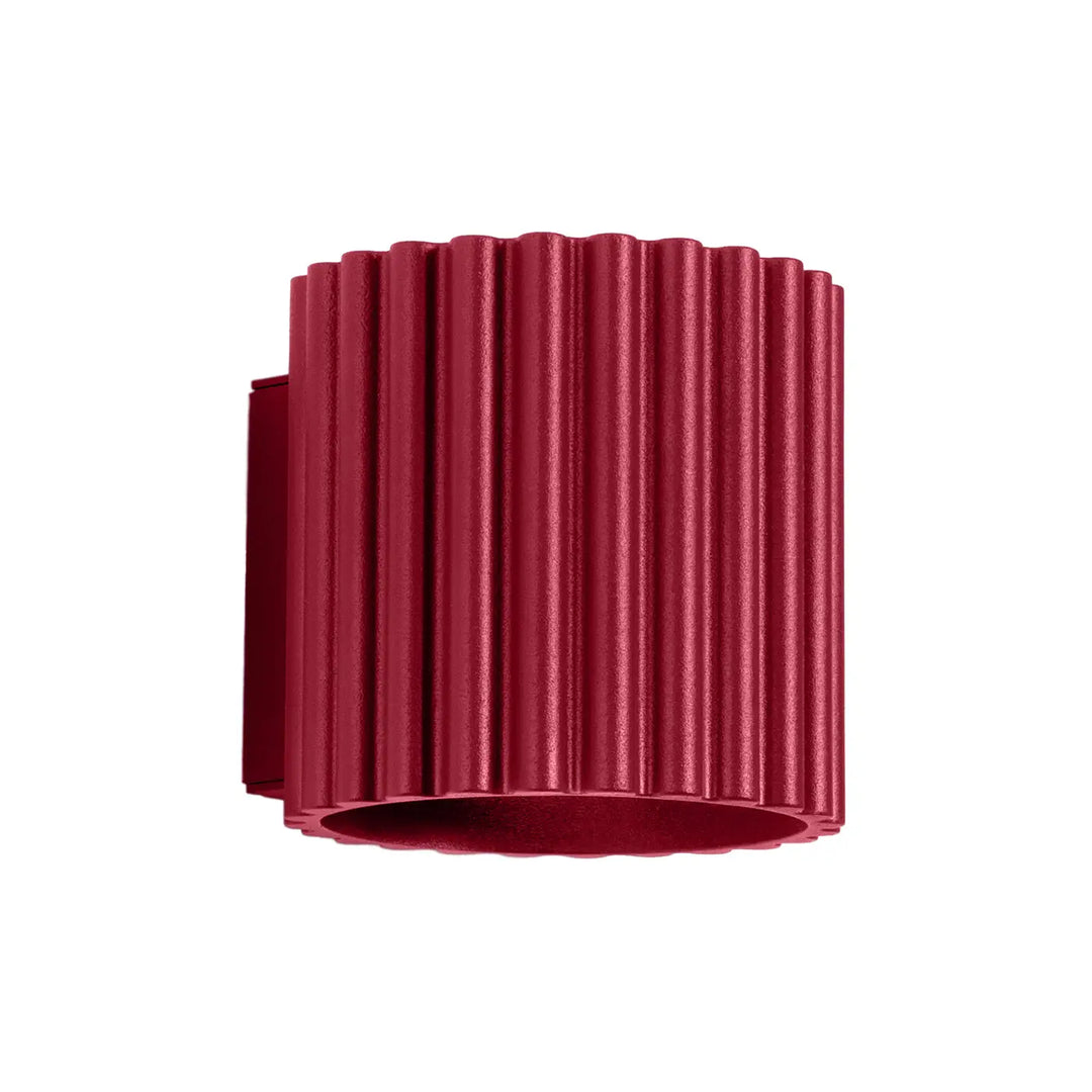 Applique murale aura bordeaux en métal rouge profond avec forme unique inspirée et design cylindrique cannelé