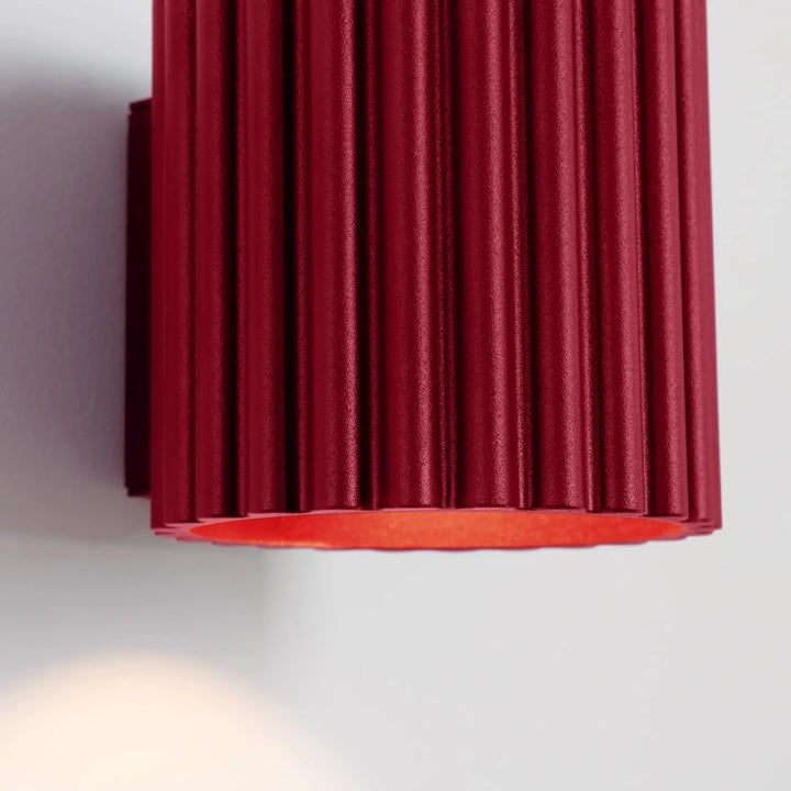 Applique murale aura bordeaux en verre flûté bordeaux mat avec forme unique inspirée et rainures verticales
