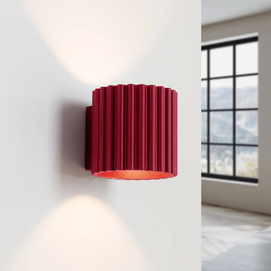 Applique murale aura bordeaux en forme unique inspirée avec cylindre rouge vif et lumière intérieure orange chaleureuse