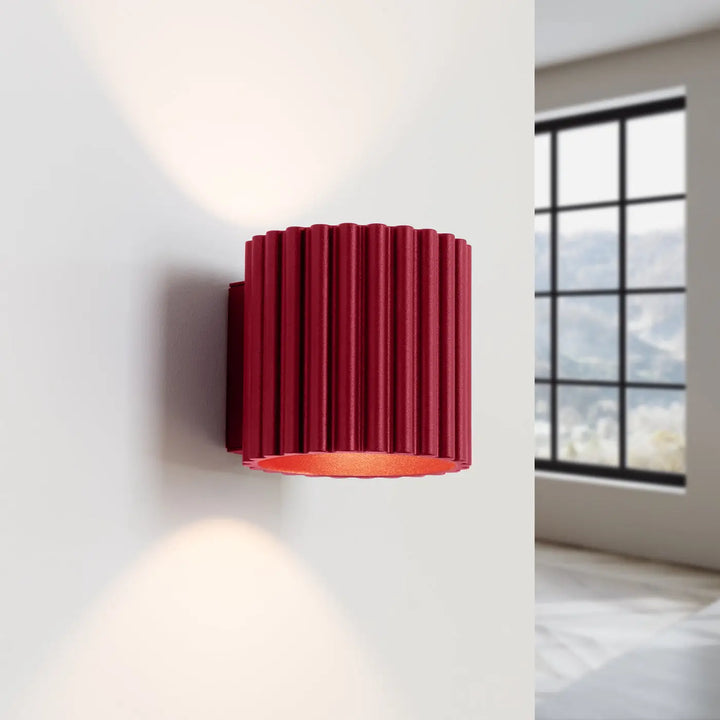 Applique murale aura bordeaux en forme unique inspirée avec cylindre rouge vif et lumière intérieure orange chaleureuse