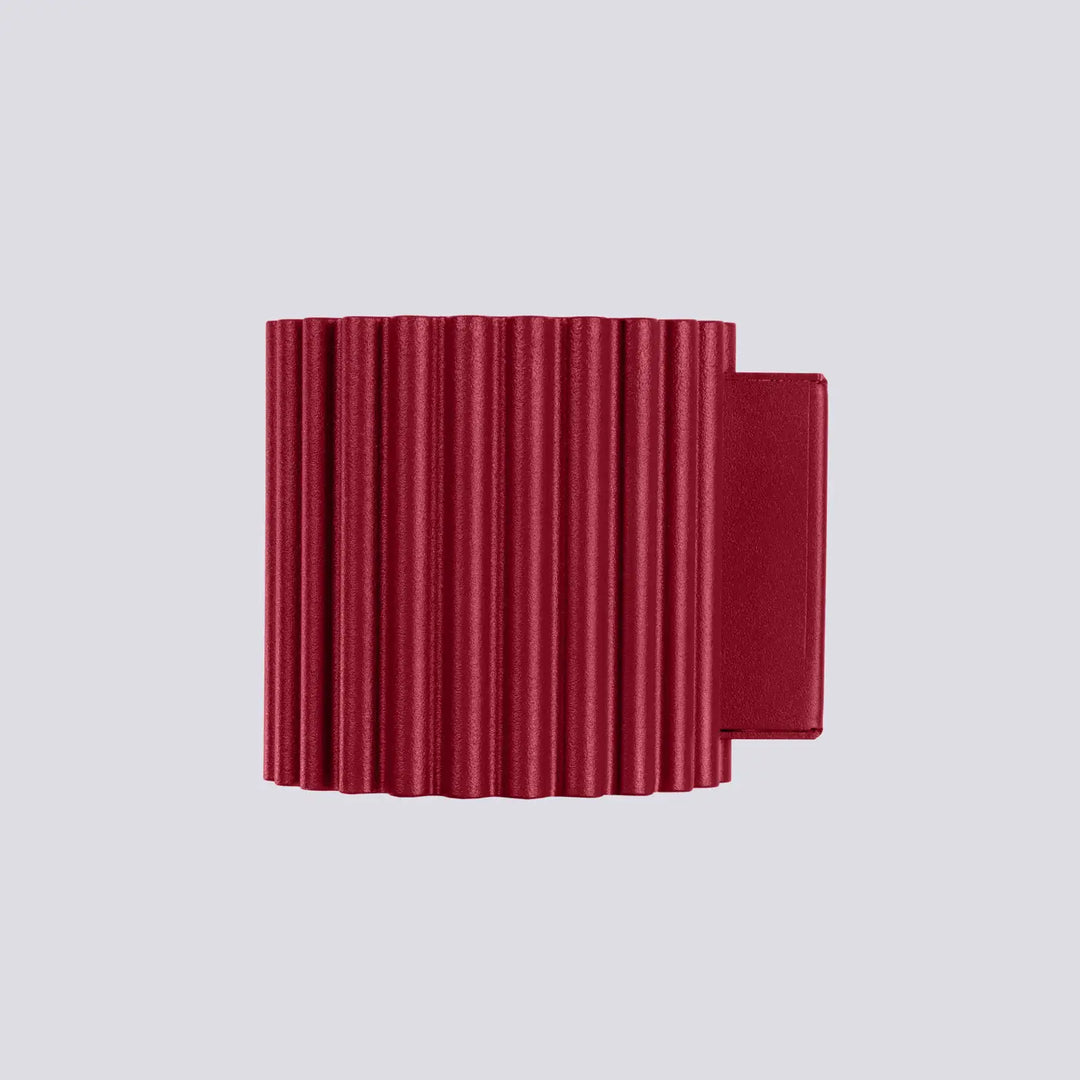 Applique murale aura bordeaux en cuir rouge plissé avec forme unique inspirée et design moderne élégant