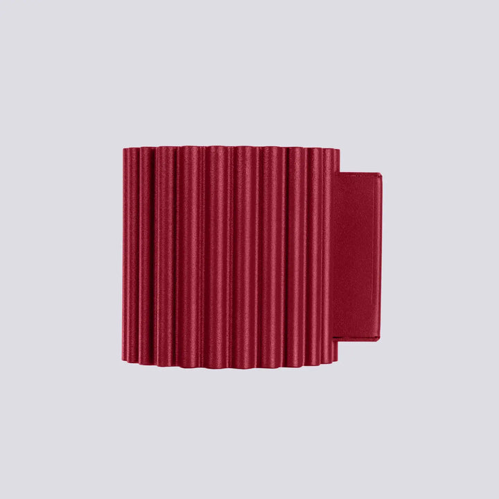 Applique murale aura bordeaux en cuir rouge plissé avec forme unique inspirée et design moderne élégant