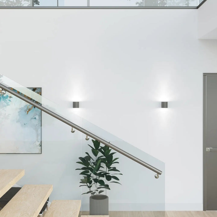 Kinkiet orbis anthracite avec corps métallique cylindrique moderne et lumière chaude et focalisée pour intérieur contemporain