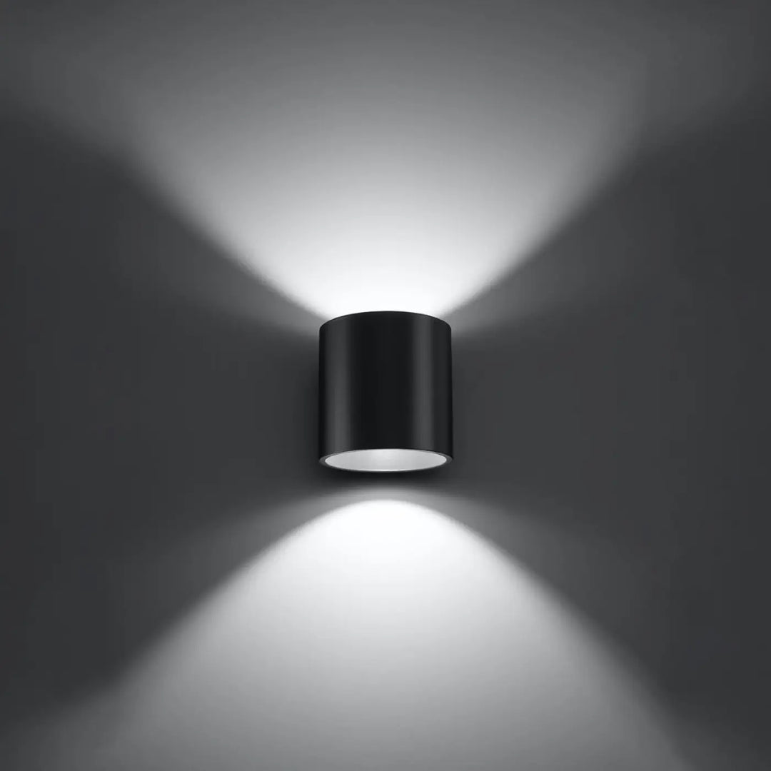 Kinkiet orbis en anthracite avec un design moderne cylindrique émettant une lumière focalisée en bois naturel