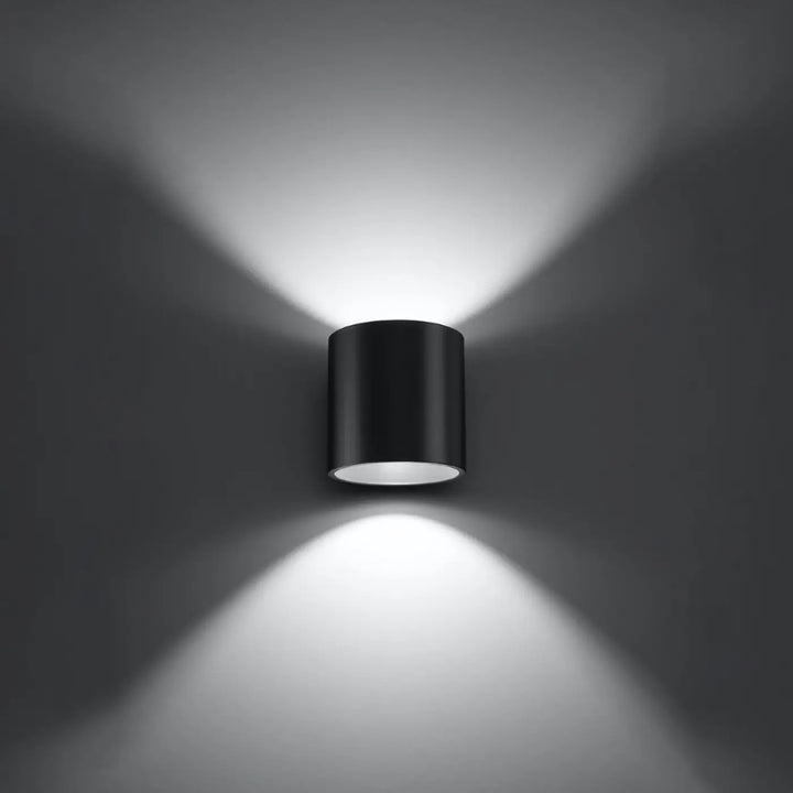 Kinkiet orbis en anthracite avec un design moderne cylindrique émettant une lumière focalisée en bois naturel