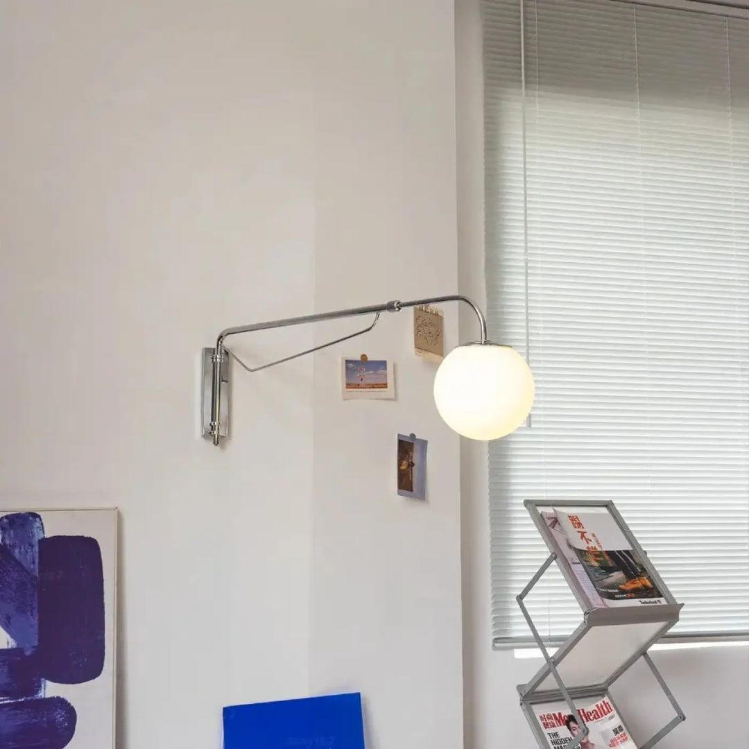 Applique murale argentée minimaliste avec une boule blanche épurée
