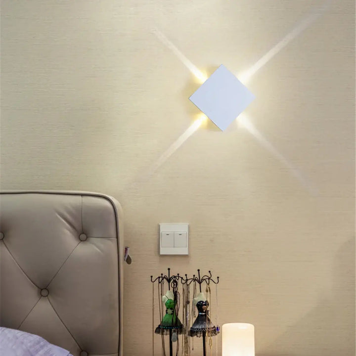 Applique murale contemporaine carrée blanche avec quatre faisceaux lumineux rayonnants xelio