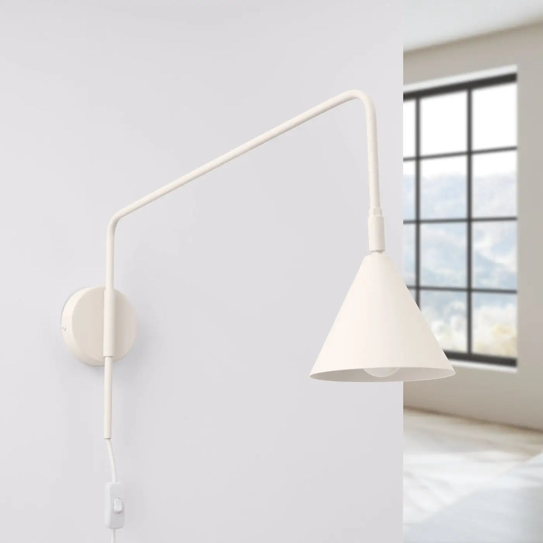 Applique murale moderne beige avec bras simple en métal et abat-jour géométrique conique minimaliste