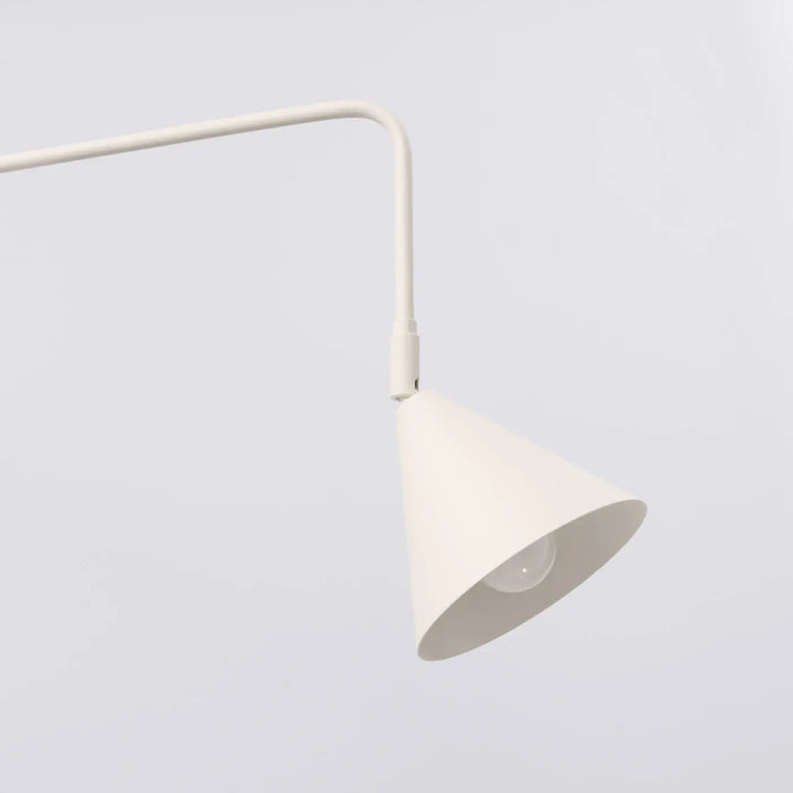 Applique murale moderne beige en métal avec abat-jour géométrique conique et bras simple incurvé visible avec ampoule