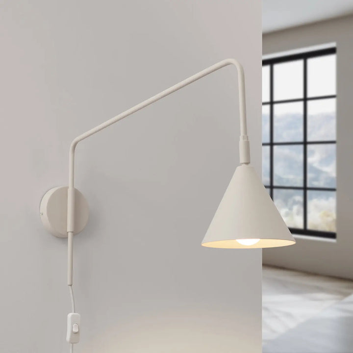 Applique murale moderne beige avec bras simple et abat-jour géométrique conique modèle nox