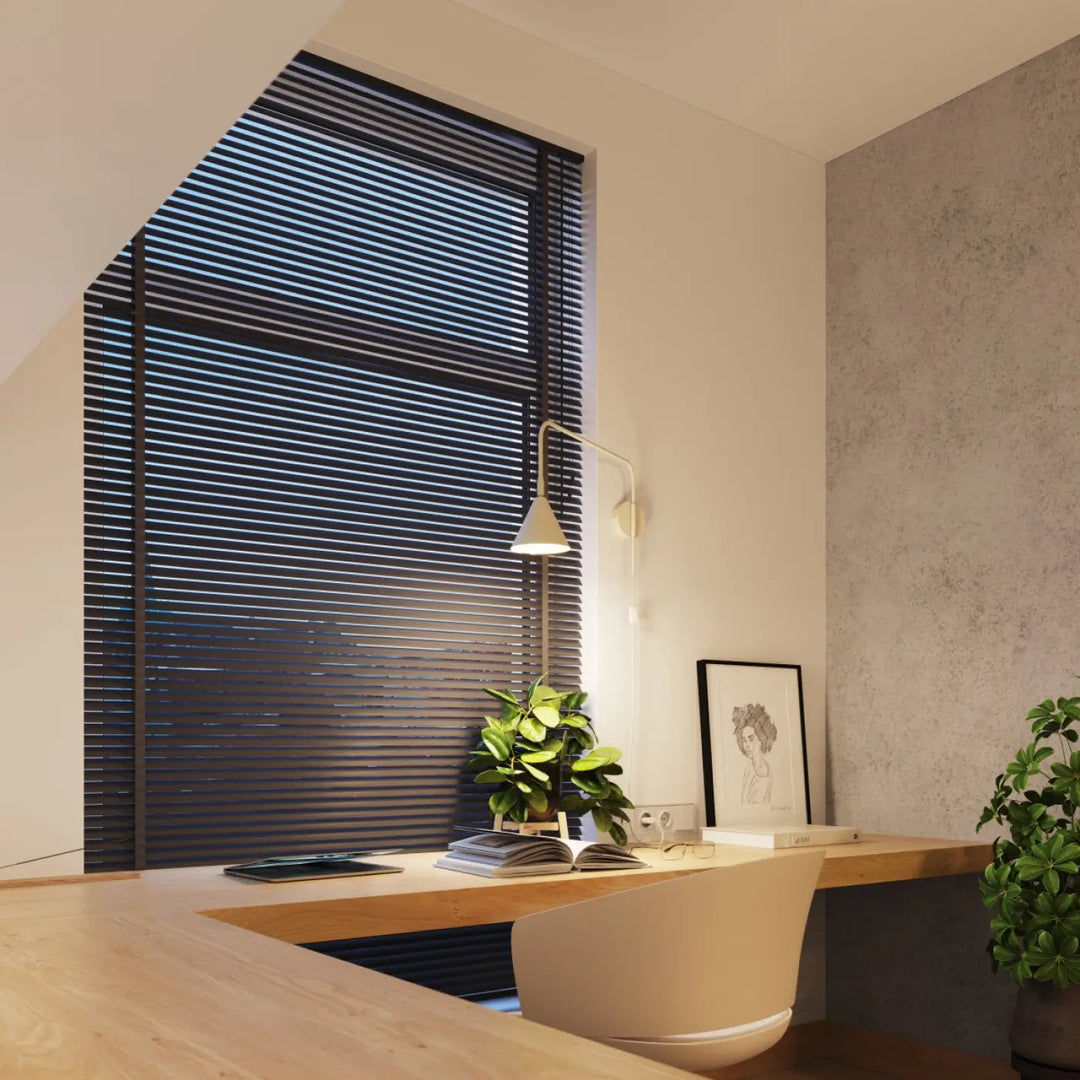 Applique murale moderne nox beige avec abat-jour géométrique et bras simple sur fenêtre avec stores noirs horizontaux
