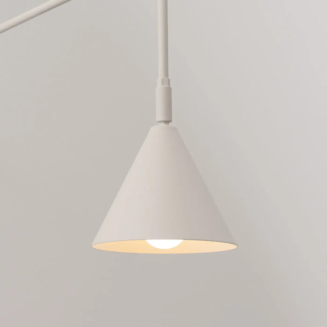 Applique murale moderne nox beige avec abat-jour géométrique conique blanc mat et bras simple avec lumière chaude intérieure
