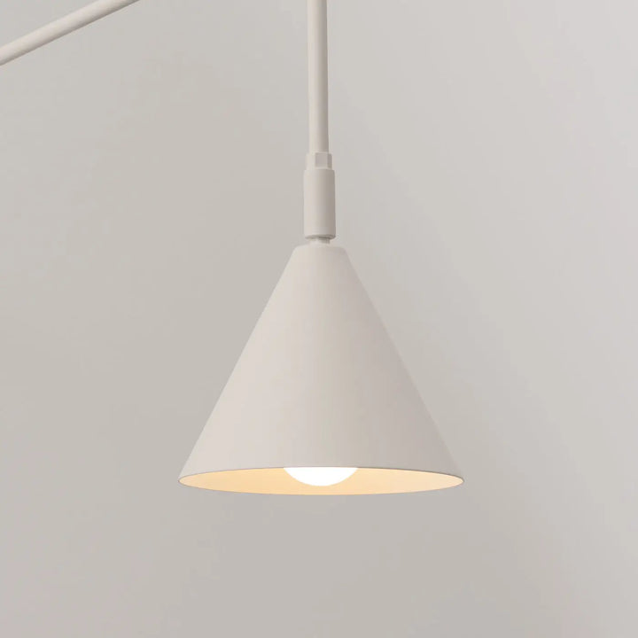 Applique murale moderne nox beige avec abat-jour géométrique conique blanc mat et bras simple avec lumière chaude intérieure