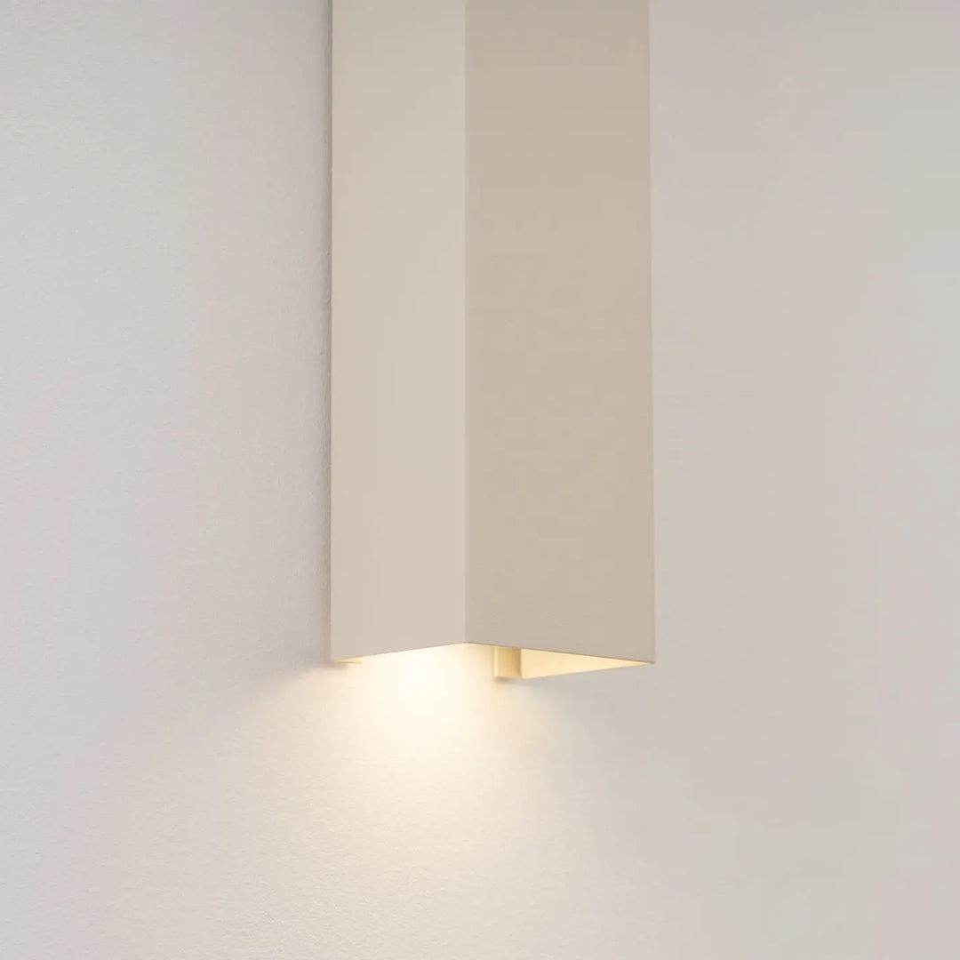 Applique murale freya 60 beige minimaliste off-white compose d’appliques murales avec cinq coloris et lumière chaude vers le bas