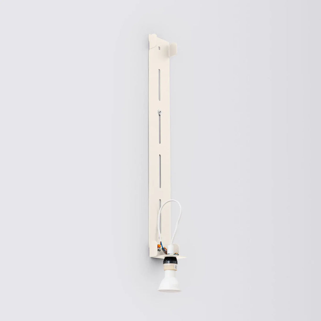 Applique murale beige minimalist avec support en métal vertical intégré, collection freya compose d’appliques murales cinq coloris