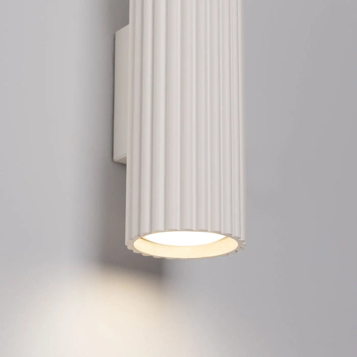 Applique murale karbon 20 beige en céramique flûtée avec ampoules gu10 interchangeables et design minimaliste