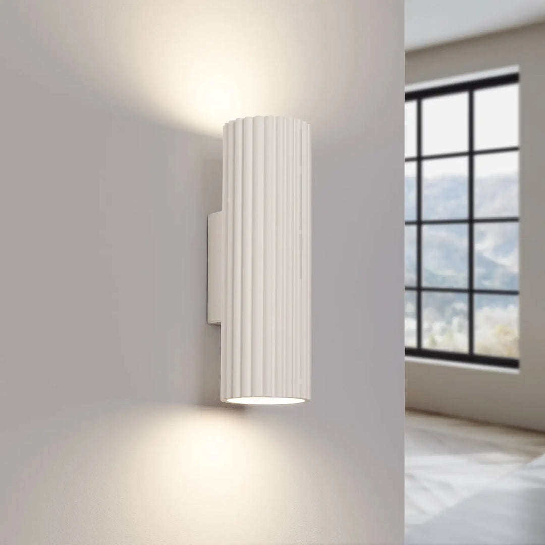 Applique murale karbon 20 beige en design minimaliste avec texture cannelée verticale et ampoules gu10 interchangeables