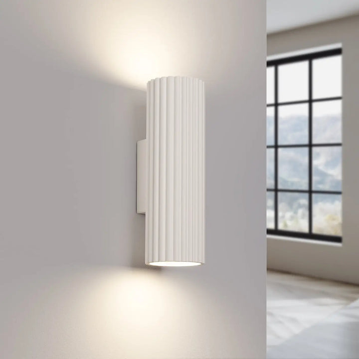 Applique murale karbon 20 beige en design minimaliste avec texture cannelée verticale et ampoules gu10 interchangeables