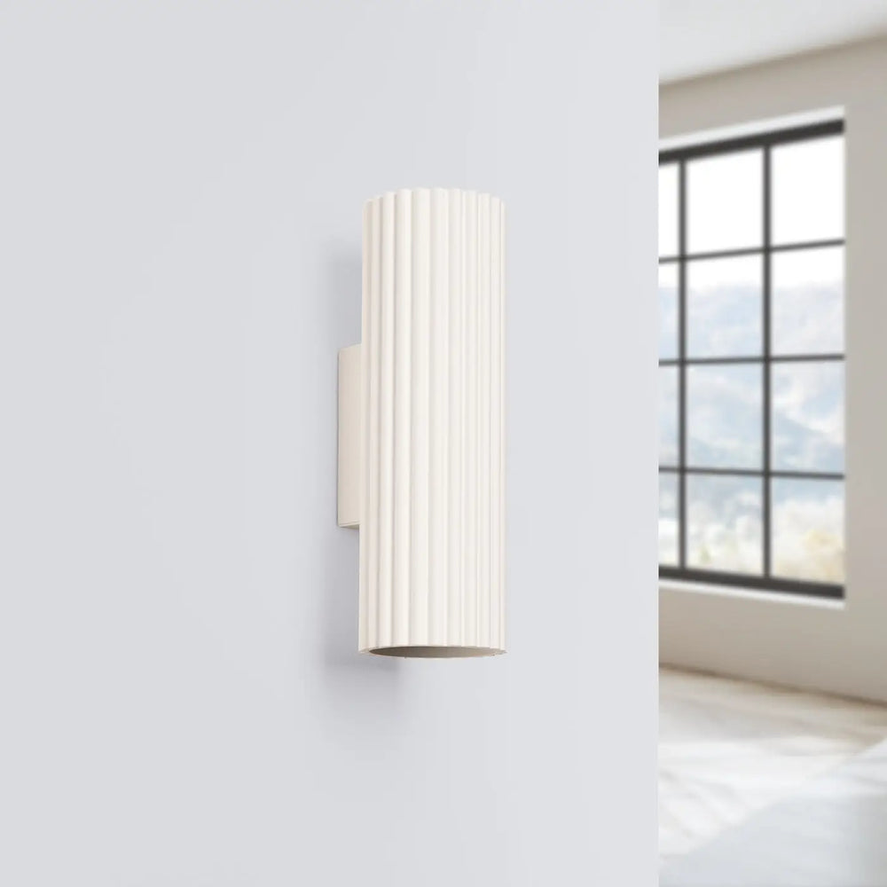 Applique murale karbon 20 beige avec texture cannelée verticale design minimaliste et ampoules gu10 interchangeables