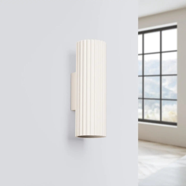 Applique murale karbon 20 beige avec texture cannelée verticale design minimaliste et ampoules gu10 interchangeables