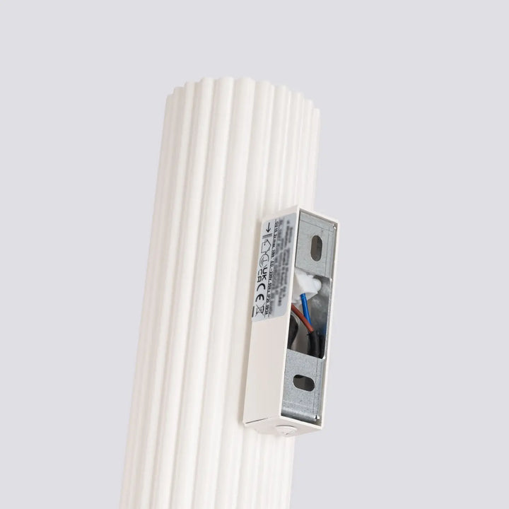 Applique murale karbon 20 beige avec abat-jour blanc côtelé en design minimaliste et ampoules gu10 interchangeables