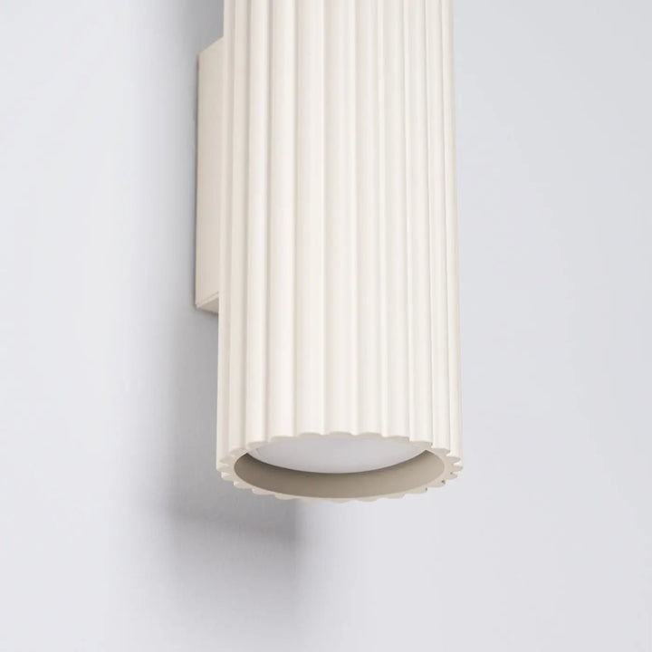 Applique murale karbon 30 beige crème flûtée avec base festonnée design minimaliste et ampoules gu10 interchangeables