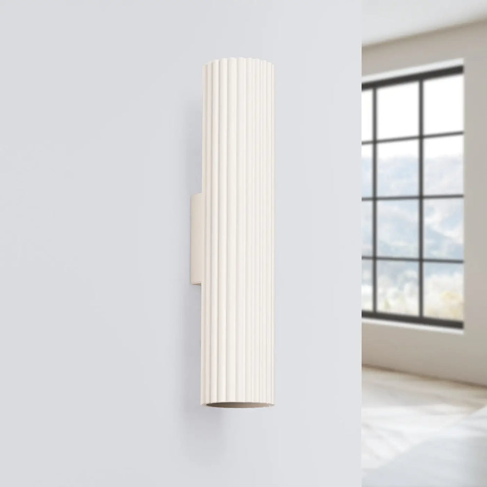 Applique murale karbon 30 beige en design minimaliste avec ampoules gu10 interchangeables et finition verticale off-white