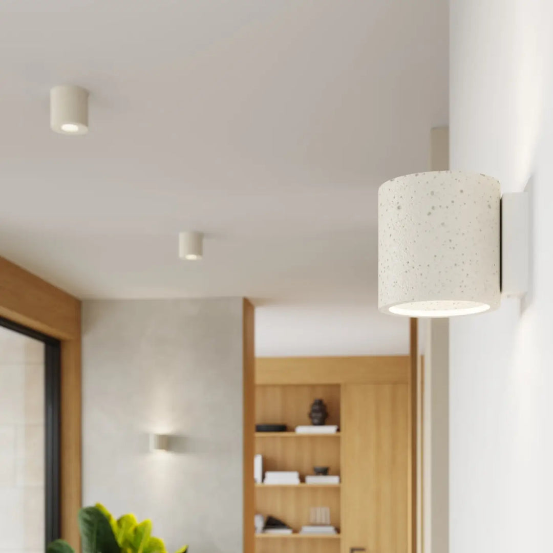 Applique orbis murale cylindre blanc en béton beige texturé avec design contemporain et forme originale