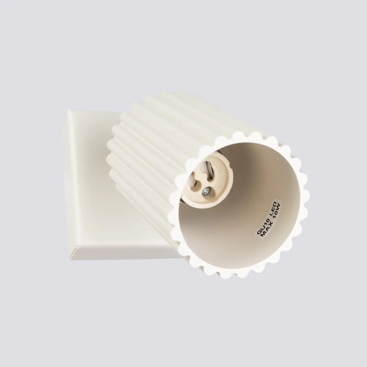 Applique murale karbon beige en céramique nervurée avec bord scallopé et douille e27 pour design minimaliste