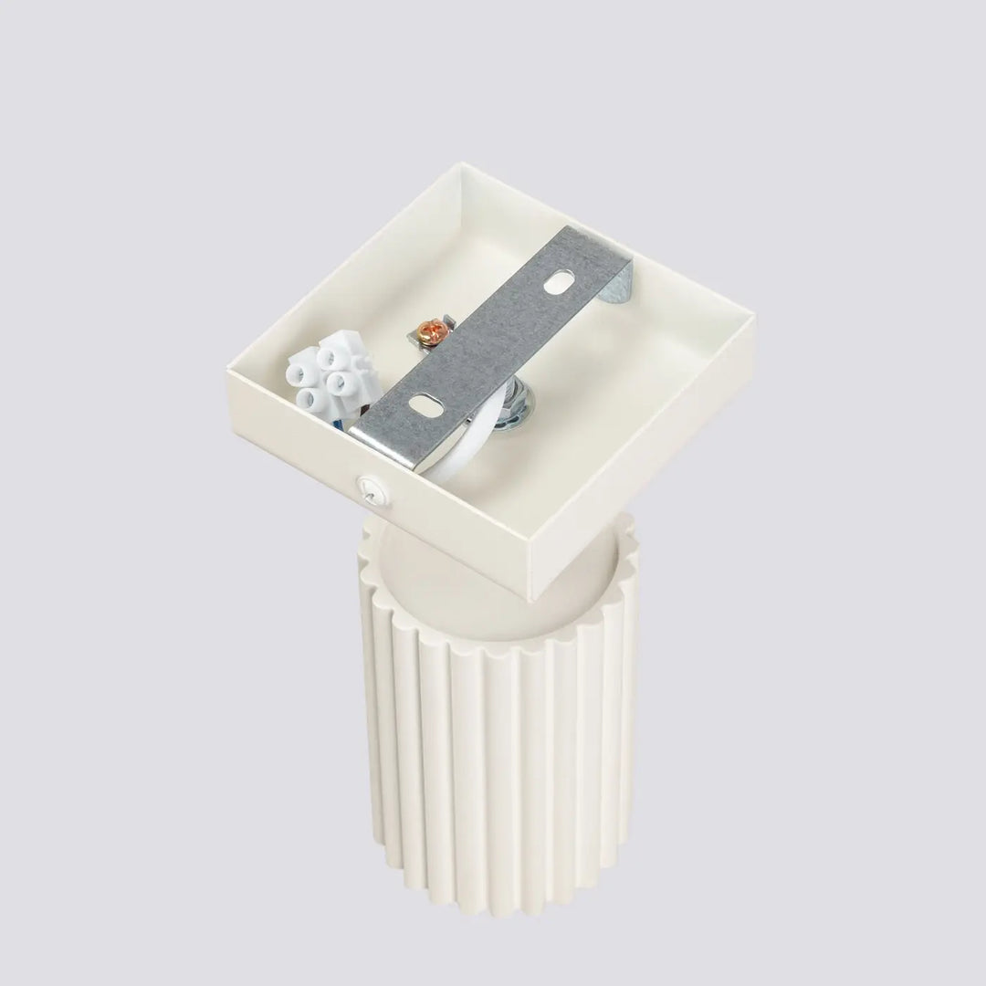 Applique murale karbon beige en plastique off-white avec base cannelée et ampoules gu10 interchangeables design minimaliste