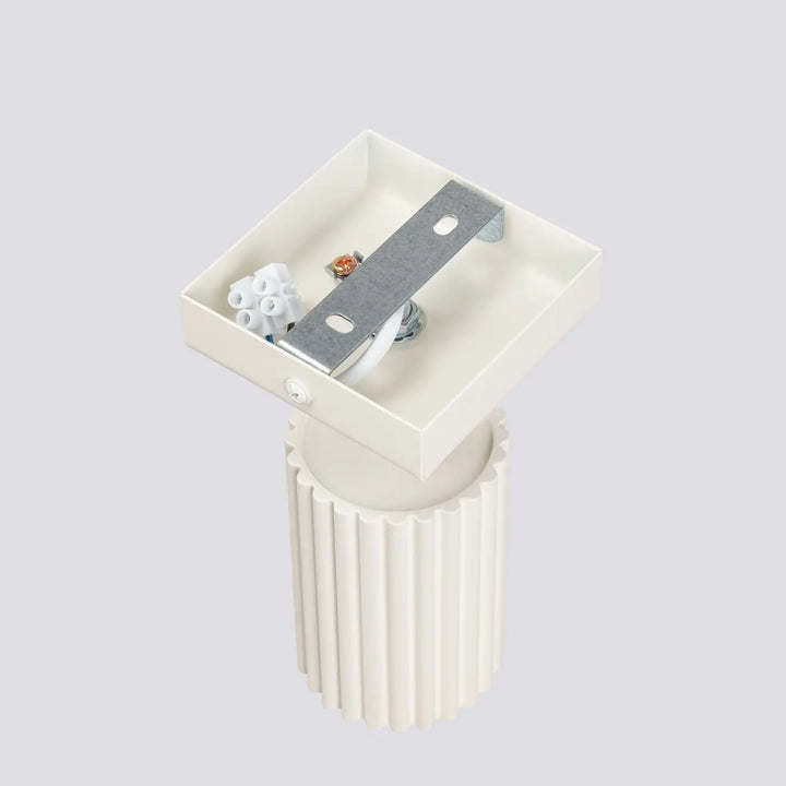 Applique murale karbon beige en plastique off-white avec base cannelée et ampoules gu10 interchangeables design minimaliste