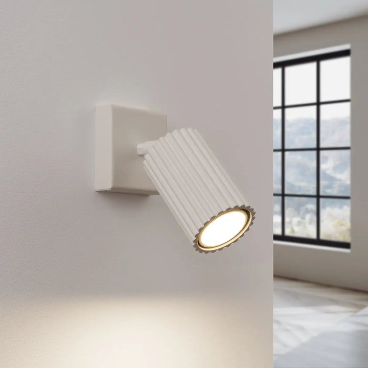 Applique murale karbon beige en design minimaliste avec ampoules gu10 interchangeables et rim doré ajustable