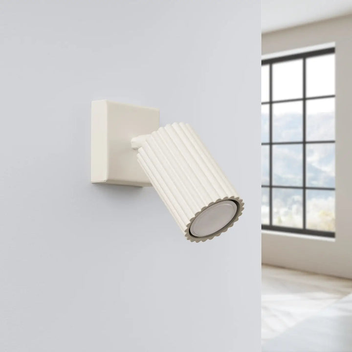 Applique murale karbon beige avec abat-jour cannelé cylindrique et ampoules gu10 interchangeables design minimaliste