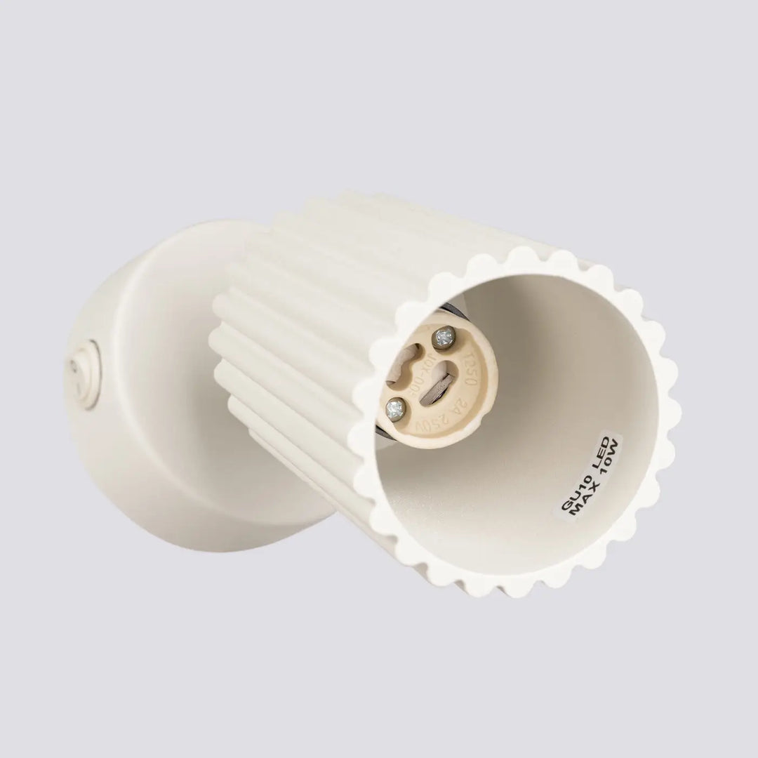 Applique murale avec interrupteur beige en céramique off-white à bord festonné avec douille e27 design minimaliste karbon