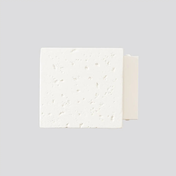 Applique murale design contemporain quad béton beige en carreau carré texturé avec surface subtilement mouchetée