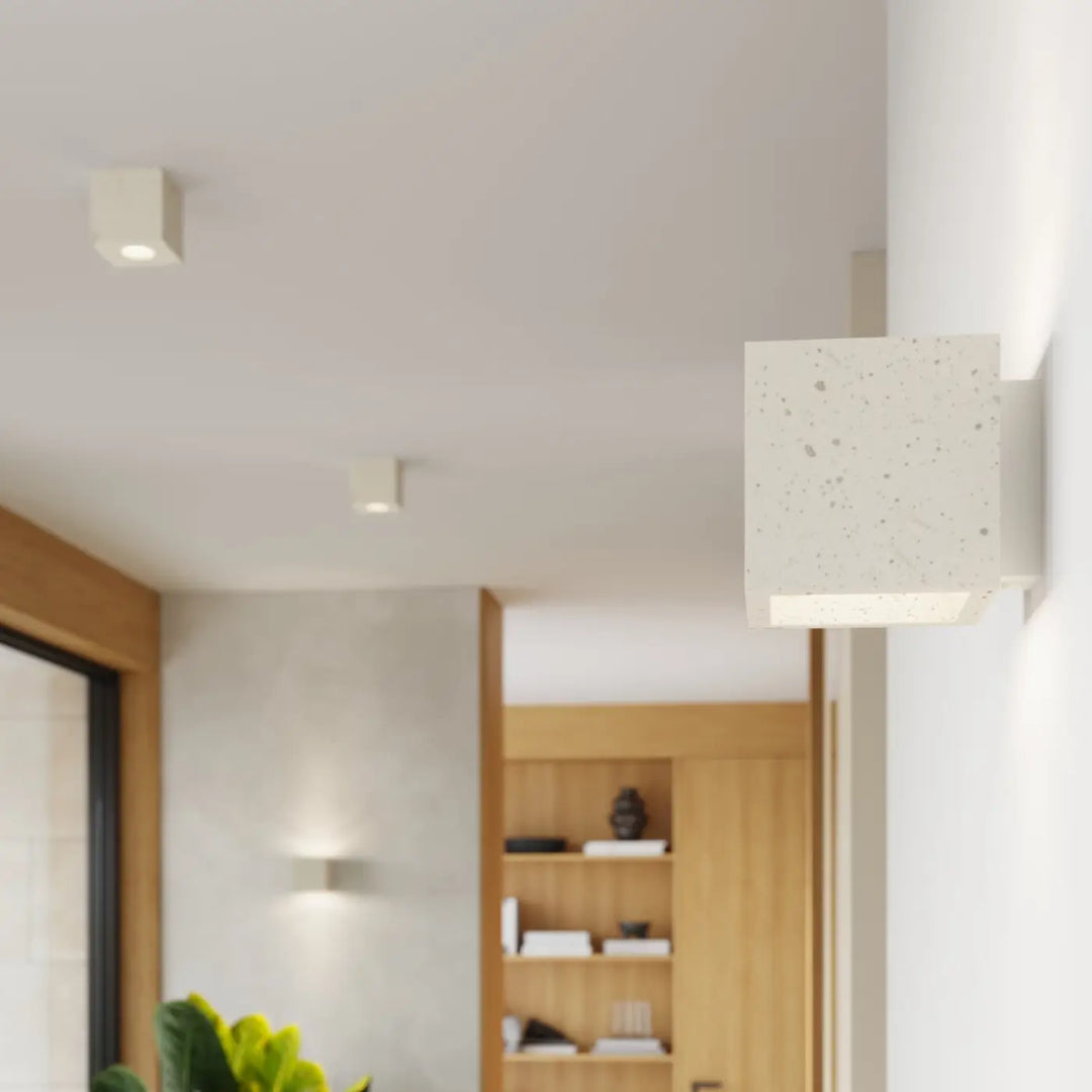 Applique murale quad béton beige en forme originale au design contemporain avec finition en béton blanc moucheté