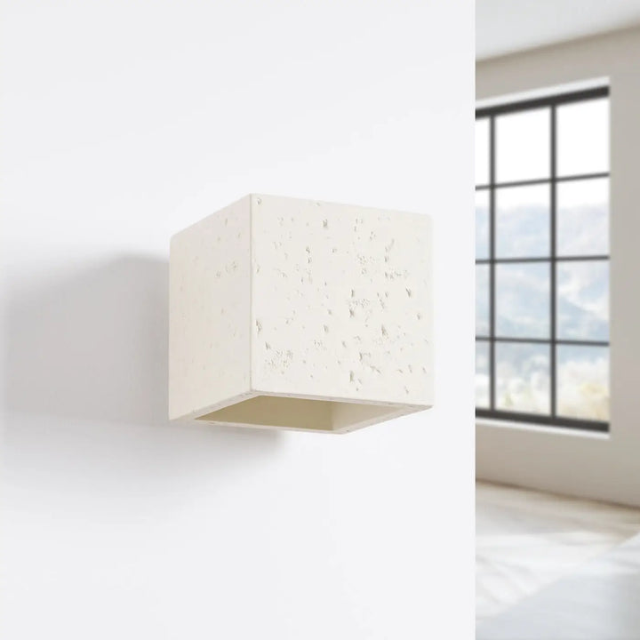 Applique murale en béton beige avec design contemporain et forme originale en cube texturé minimaliste