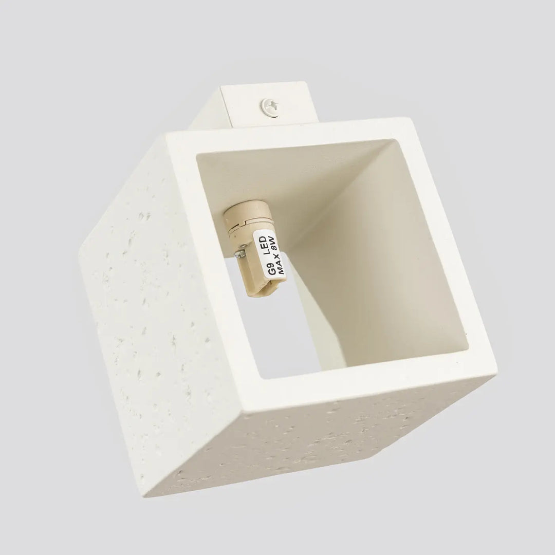 Applique murale design contemporain en forme originale en cube blanc texturé avec ampoule led beige quad béton