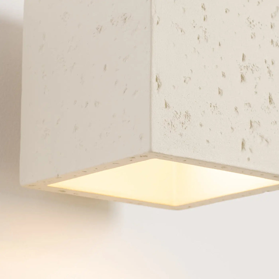 Applique murale quad béton beige en béton texturé avec une forme originale et un design contemporain à lumière chaude