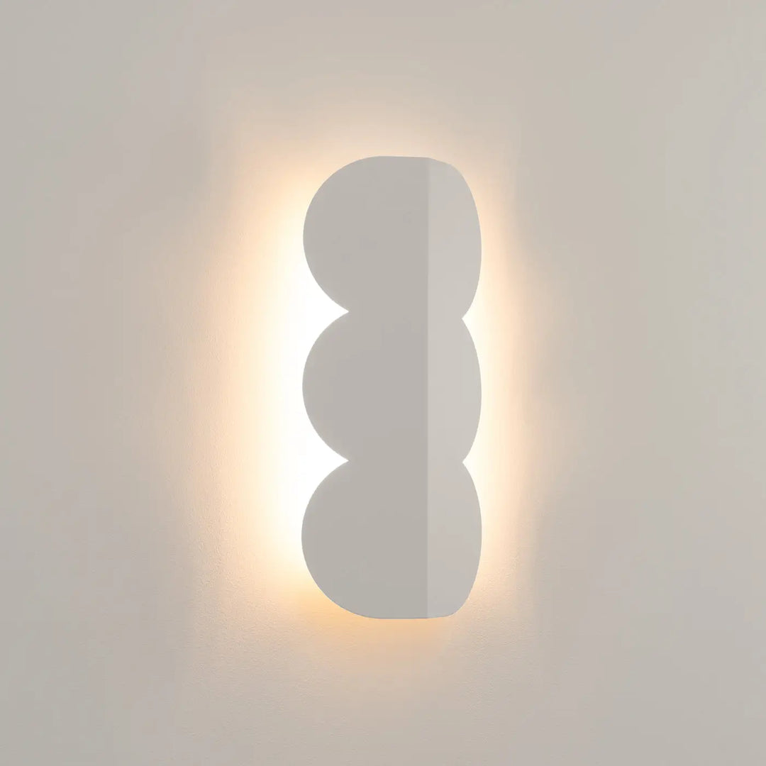 Applique murale biscuit beige avec forme ondulée caractéristique et luminaires biscuit allient un caractère distinctif lumineux