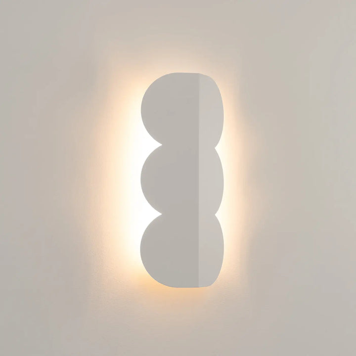 Applique murale biscuit beige avec forme ondulée caractéristique et luminaires biscuit allient un caractère distinctif lumineux