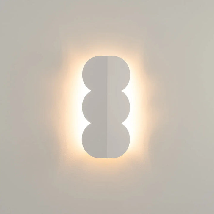 Applique murale biscuit beige moderne avec trois segments circulaires empilés et luminaires biscuit allient forme ondulée caractéristique