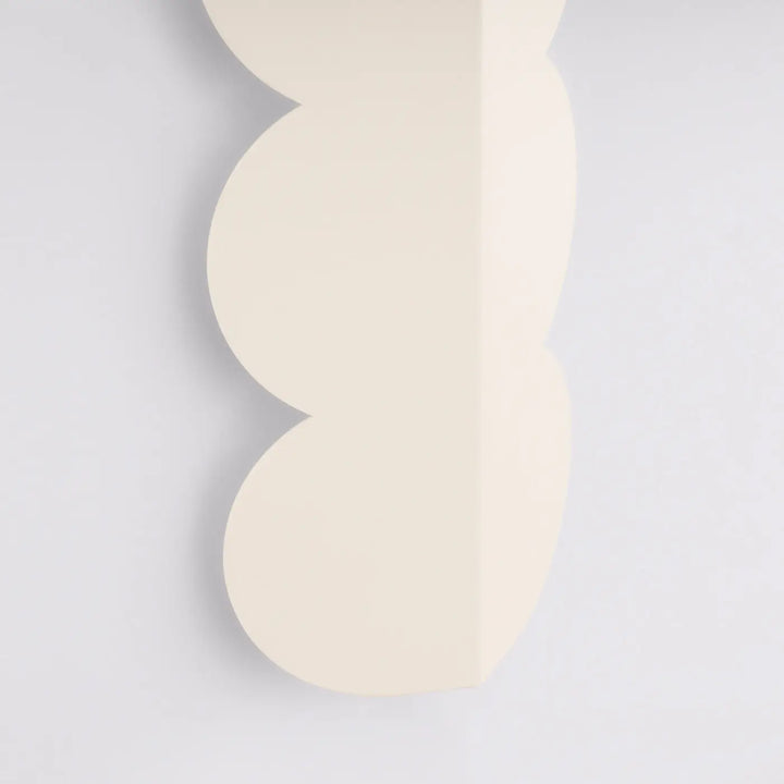Applique murale biscuit beige en forme ondulée caractéristique avec un caractère distinctif et un design minimaliste