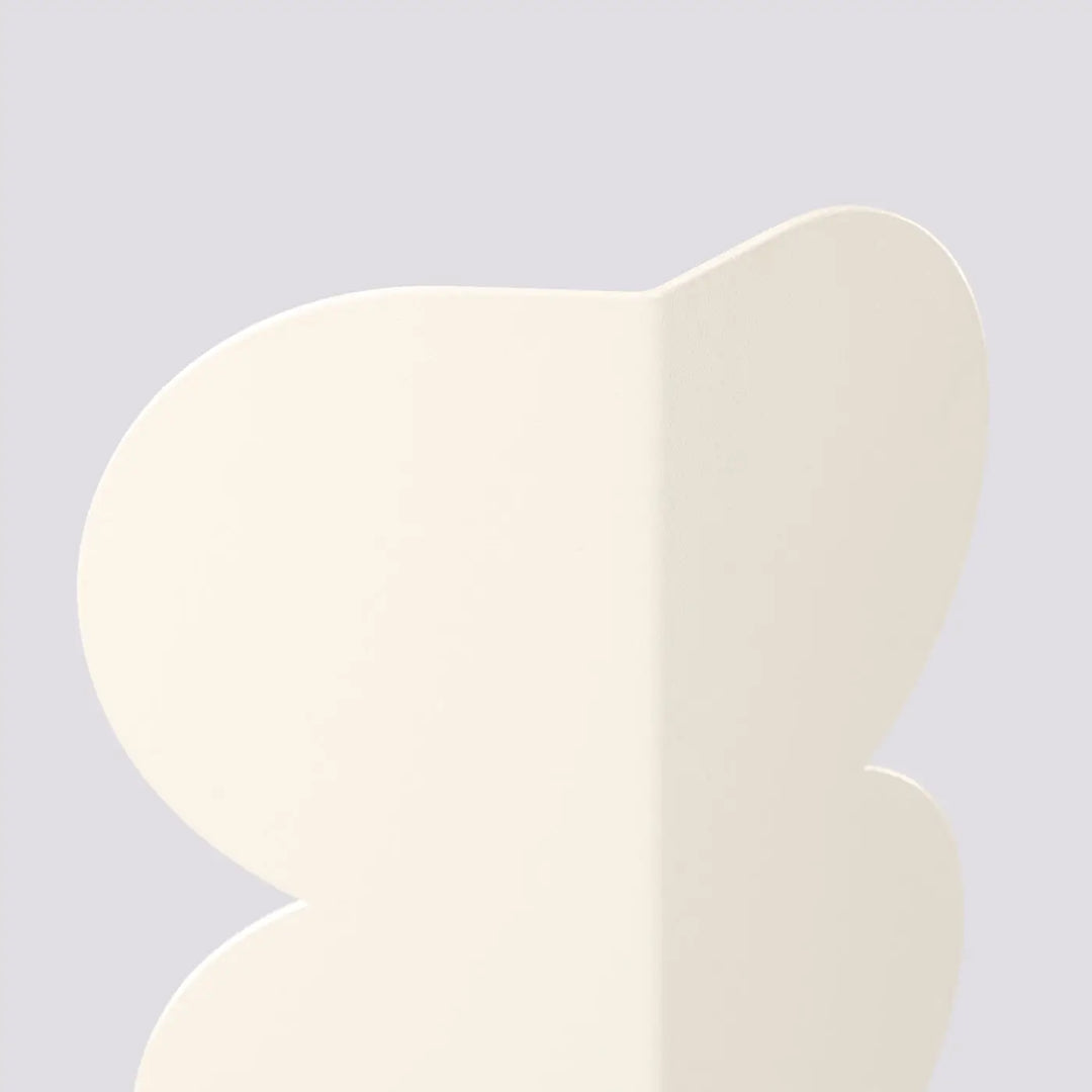 Applique murale biscuit beige en papier mat minimaliste avec forme ondulée caractéristique et caractère distinctif